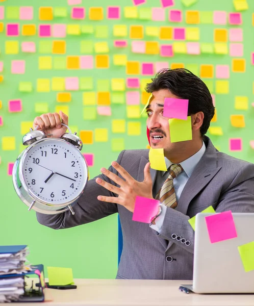 Geschäftsmann mit vielen widersprüchlichen Prioritäten im Zeitmanagement — Stockfoto