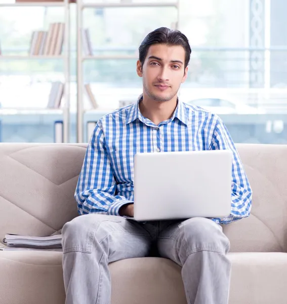 Estudiante caucásico con portátil preparándose para los exámenes universitarios — Foto de Stock