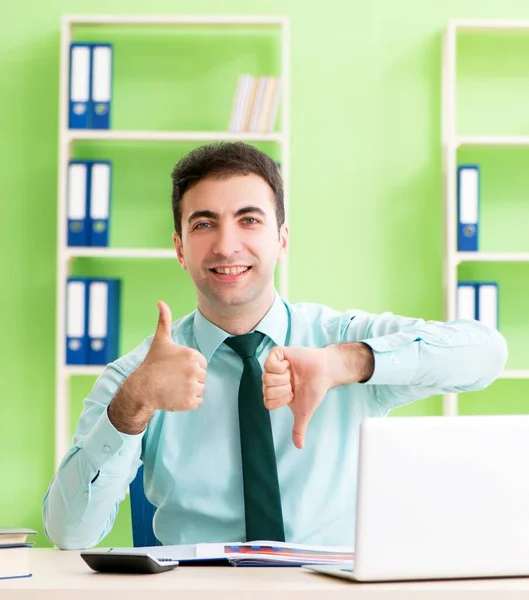 Gerente financiero masculino que trabaja en la oficina — Foto de Stock