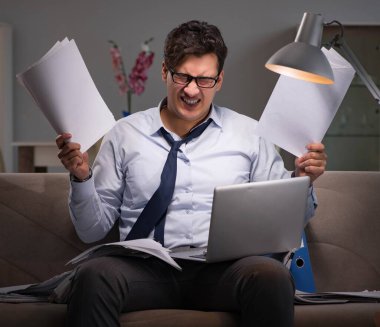 İşadamı işkolik evde geç saatlere kadar çalışıyor