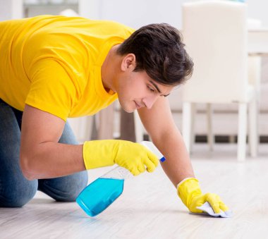 Evi temizleyen adam karısına yardım ediyor.