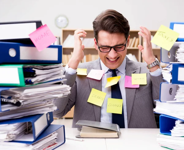 Uomo d'affari alle prese con molteplici priorità — Foto Stock