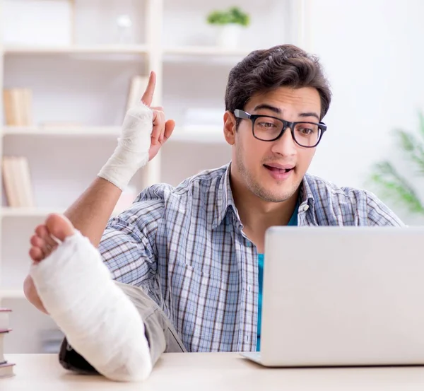 Freelancer com lesão no pé trabalhando em casa — Fotografia de Stock