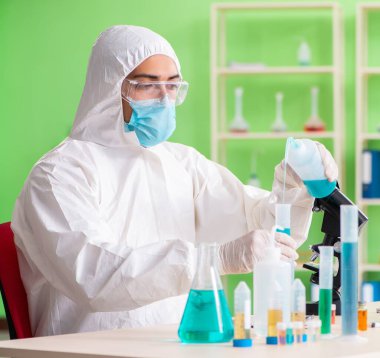 Laboratuvarda yeni bir deney üzerinde çalışan kimyager.