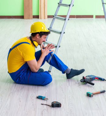 İş yerinde yaralı bir işçi var.