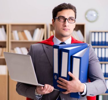 Ofiste çalışan süper kahraman iş adamı.