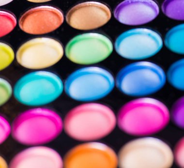 Beyaz izole makyaj için renkli gölge kümesi