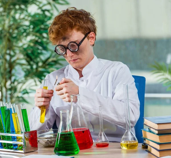 Joven químico loco trabajando en el laboratorio —  Fotos de Stock