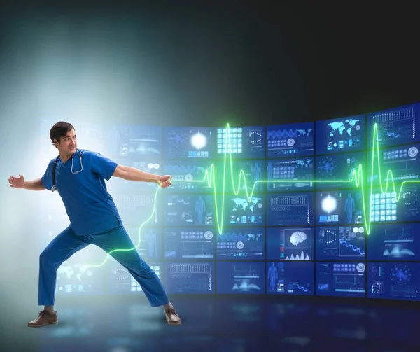 Kardiológus a telemedicina koncepcióban szívveréssel — Stock Fotó
