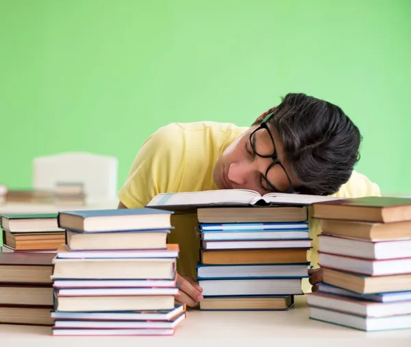 Student mit zu vielen Büchern zum Lesen vor der Prüfung — Stockfoto