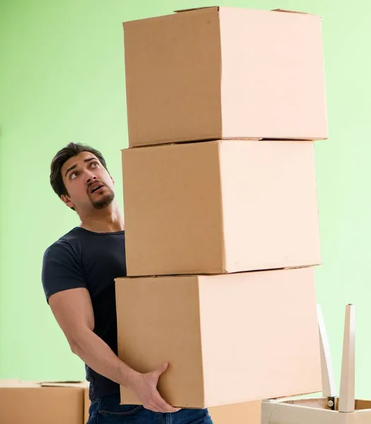 Hombre casa móvil con cajas —  Fotos de Stock