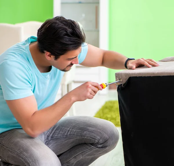 Mężczyzna naprawianie mebli w domu — Zdjęcie stockowe