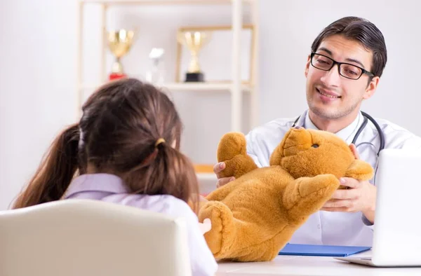 Little girl visiting doctor for regular check-up — Stock Photo, Image