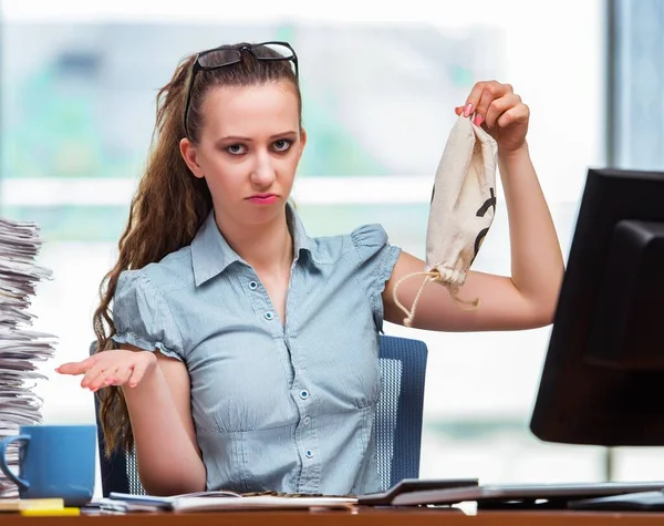 Femme d'affaires avec des sacs d'argent dans le bureau — Photo