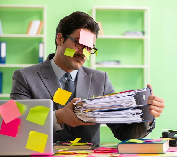 Zakenman ongelukkig met veel tegenstrijdige prioriteiten zitten in — Stockfoto