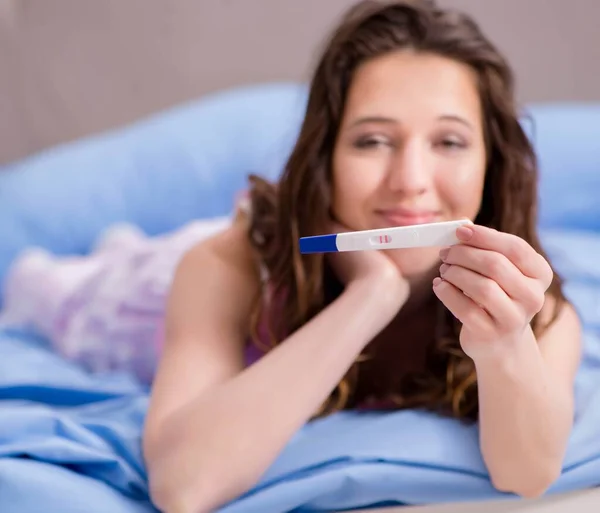 Woman discovering her positive pregnancy test — Stock Photo, Image