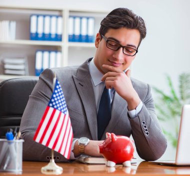 Ofisinde Amerikan bayrağı taşıyan bir iş adamı