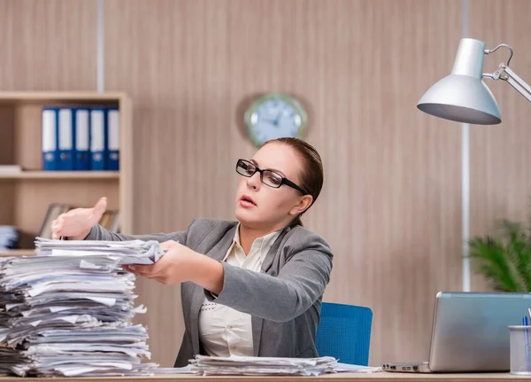 Geschäftsfrau arbeitet im Büro — Stockfoto