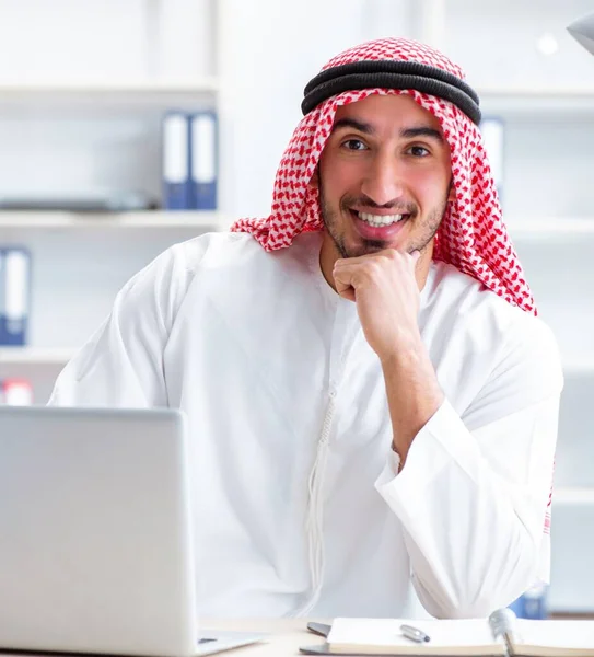 Арабський бізнесмен працює в офісі. — стокове фото