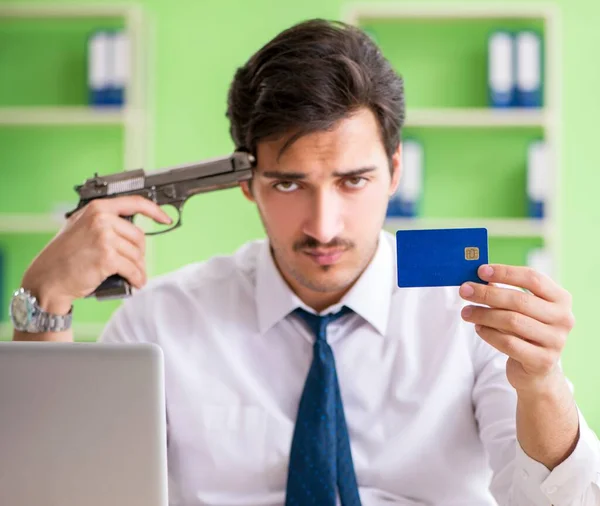 Empresário desesperado pensando em suicídio no escritório — Fotografia de Stock