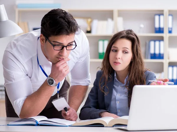 Teacher explaining to student at lecture — Stock Photo, Image