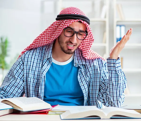 Üniversite sınavlarına hazırlanan Arap öğrenci — Stok fotoğraf