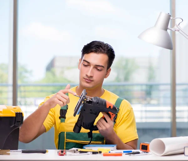 Construction worker sitting at the desk — Stock Photo, Image