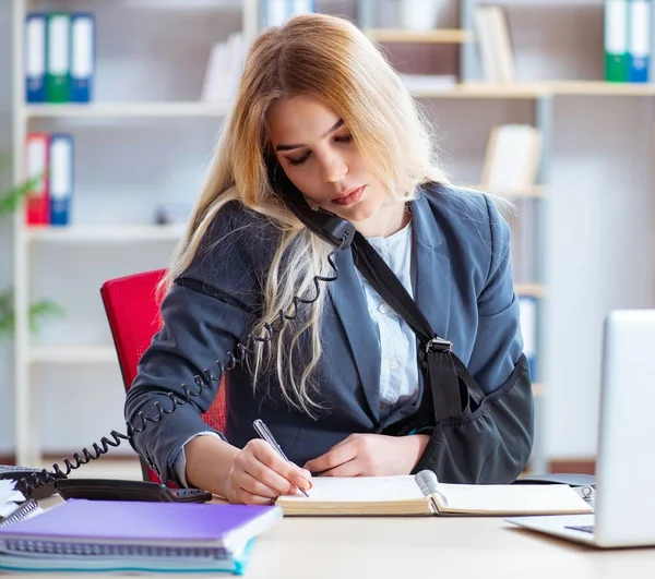 Gewonde vrouwelijke werknemer die in het kantoor werkt — Stockfoto