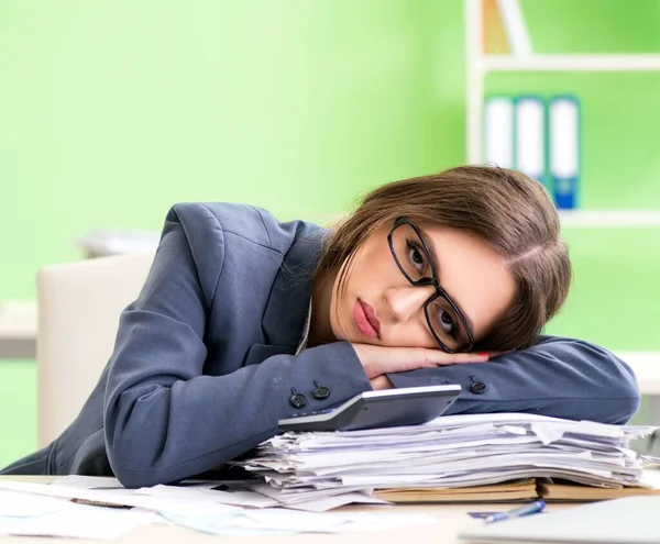 Finanzmanagerin arbeitet im Büro — Stockfoto