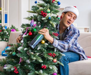 Adam noel partisinden sonra akşamdan kalma.