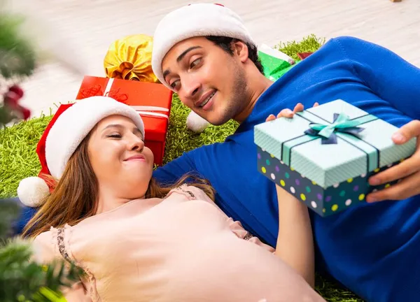 Zwangere vrouw celevrating kerst met man — Stockfoto