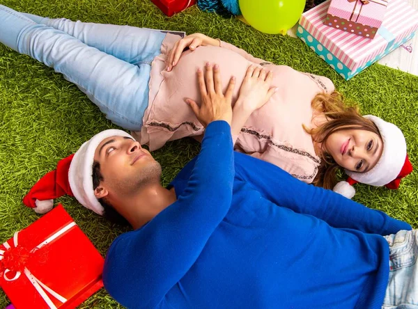 Femme enceinte céleste noël avec mari — Photo