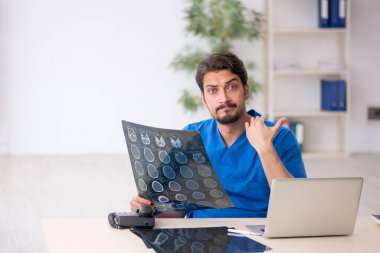 Klinikte çalışan genç bir erkek radyolog.