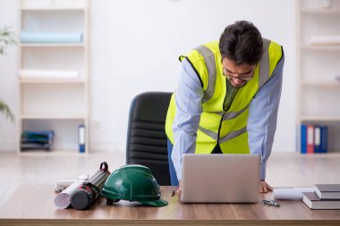 Ofiste çalışan genç erkek mimar.