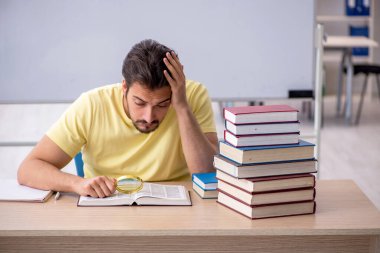 Sınavlara hazırlanan genç bir erkek öğrenci.