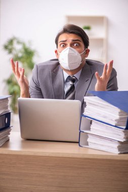 Salgın sırasında iş yerinde çalışan genç erkek çalışanlar