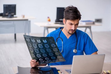 Klinikte çalışan genç bir erkek radyolog.