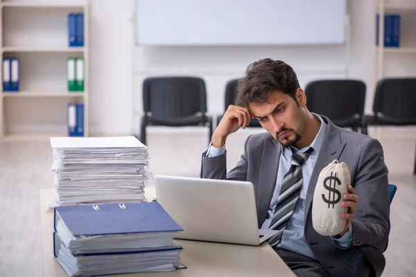 Jovem empresário empregado e muito trabalho no escritório — Fotografia de Stock