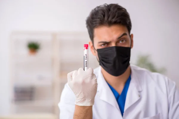 혈액 샘플 검사를 하는 젊은 남성 생화학 자 — 스톡 사진