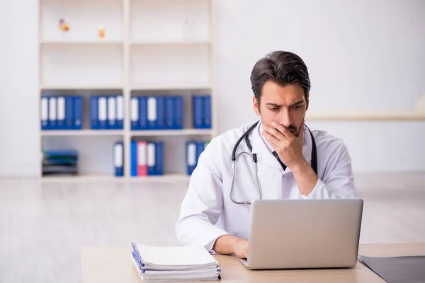 Joven doctor en concepto de telemedicina —  Fotos de Stock