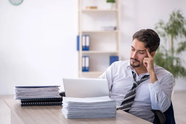 Jeune employé masculin travaillant au bureau — Photo