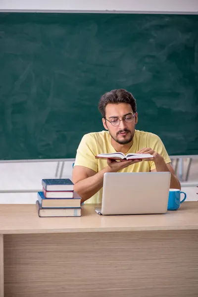 Jeune étudiant se préparant aux examens en classe — Photo