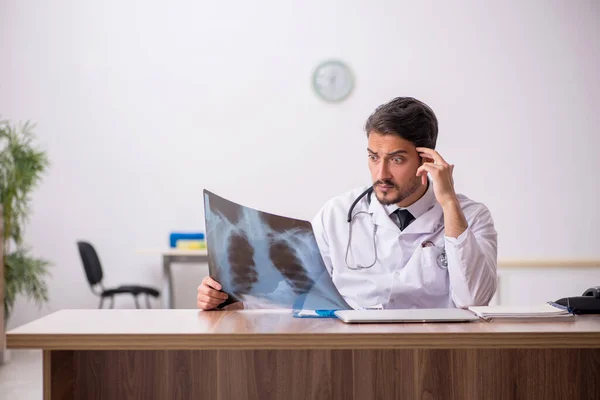 Jovem médico radiologista sentado na clínica — Fotografia de Stock