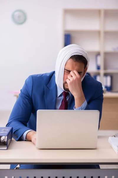 Joven empleado masculino que sufre de dolor de muelas en el lugar de trabajo — Foto de Stock