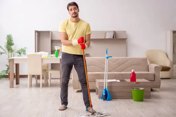 Młody mężczyzna wykonawca sprzątanie domu — Zdjęcie stockowe