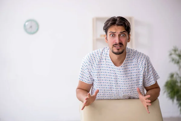 Junge männliche Patientin wartet im Krankenhaus auf Arzt — Stockfoto