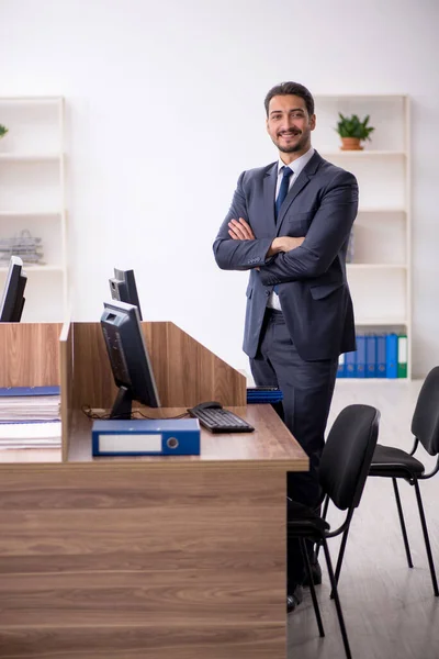 Joven empleado masculino que trabaja en la oficina — Foto de Stock