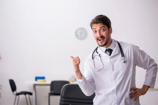 Mladý mužský lékař pracující na klinice — Stock fotografie