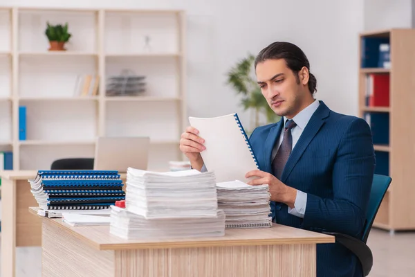 Giovane dipendente maschio infelice con il lavoro eccessivo — Foto Stock