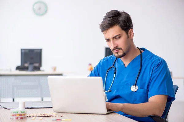 Joven médico masculino que trabaja en la clínica —  Fotos de Stock